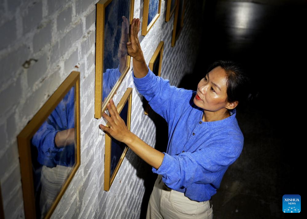 Pic story: inheritor of cloth printing and dyeing techniques in Luoyang, C China