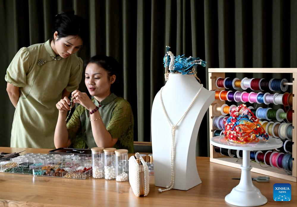 Pic story of inheritor of bead weaving skills in China's Henan