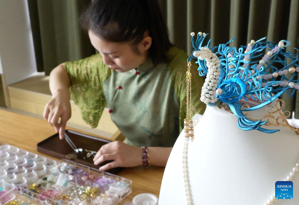 Pic story of inheritor of bead weaving skills in China's Henan