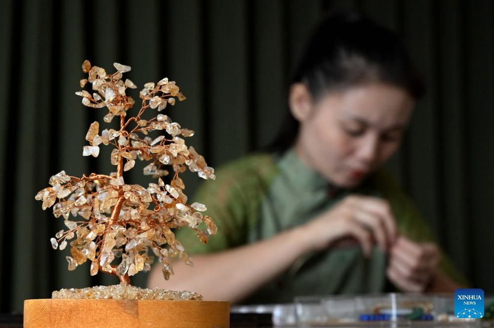 Pic story of inheritor of bead weaving skills in China's Henan