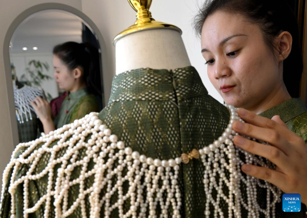 Pic story of inheritor of bead weaving skills in China's Henan