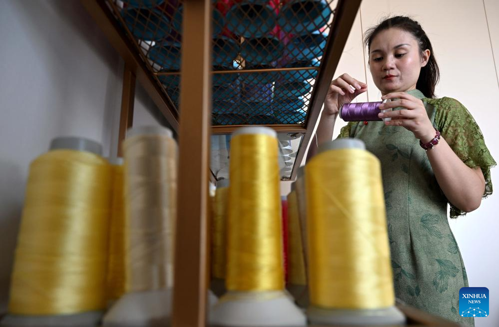 Pic story of inheritor of bead weaving skills in China's Henan