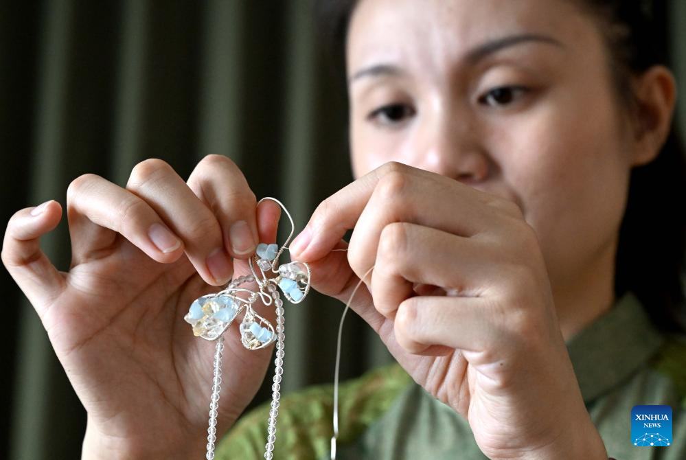 Pic story of inheritor of bead weaving skills in China's Henan