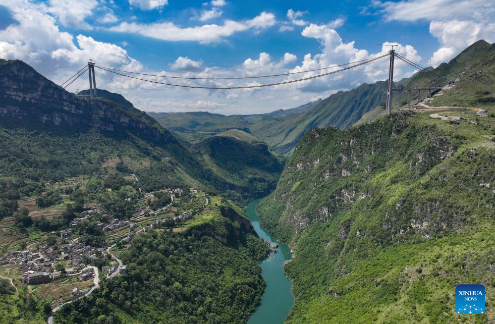 Huajiang grand canyon bridge under construction in Guizhou