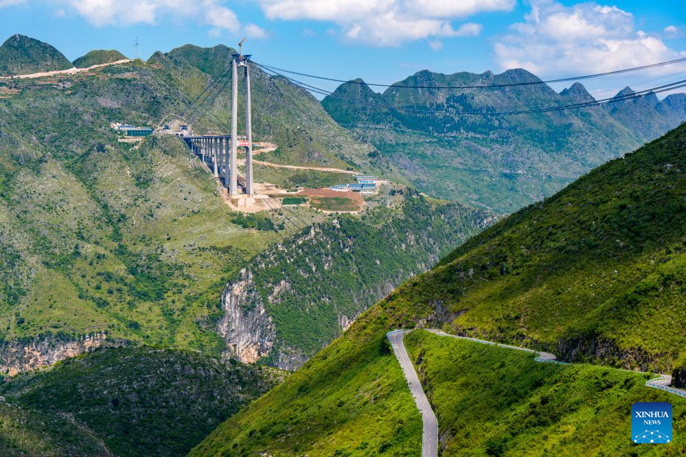 Huajiang grand canyon bridge under construction in Guizhou