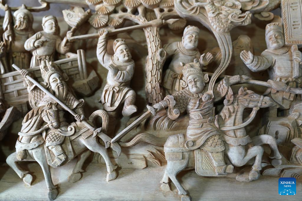 Pic story: inheritor of Wuyuan wood carving in E China