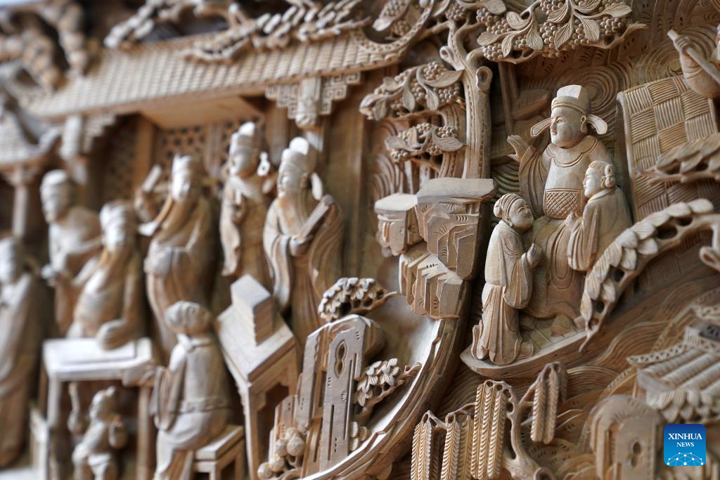 Pic story: inheritor of Wuyuan wood carving in E China