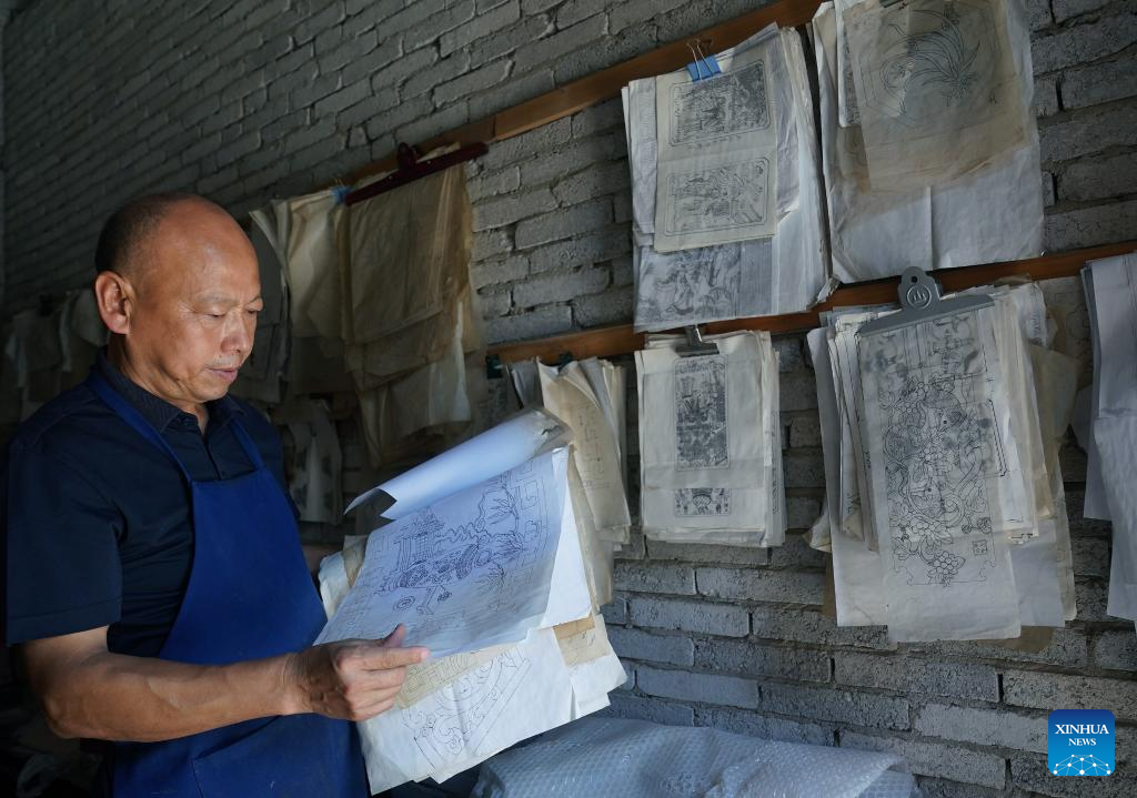 Pic story: inheritor of Wuyuan wood carving in E China