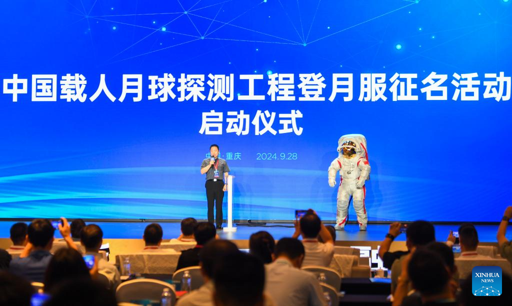 China unveils moon-landing spacesuit for the first time