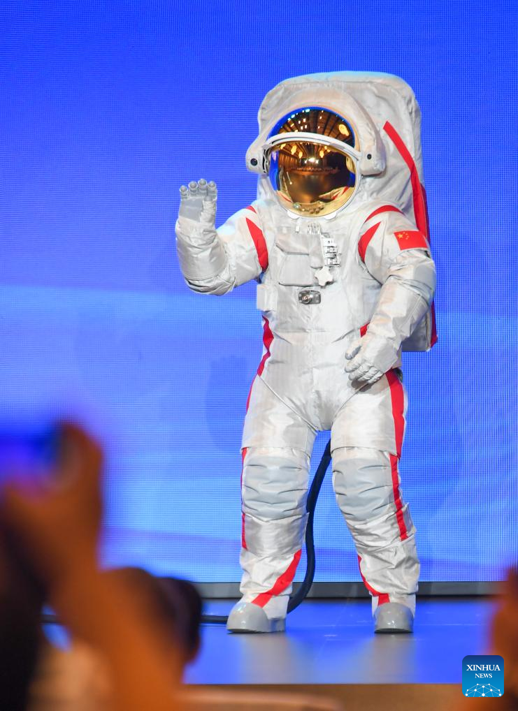 China unveils moon-landing spacesuit for the first time