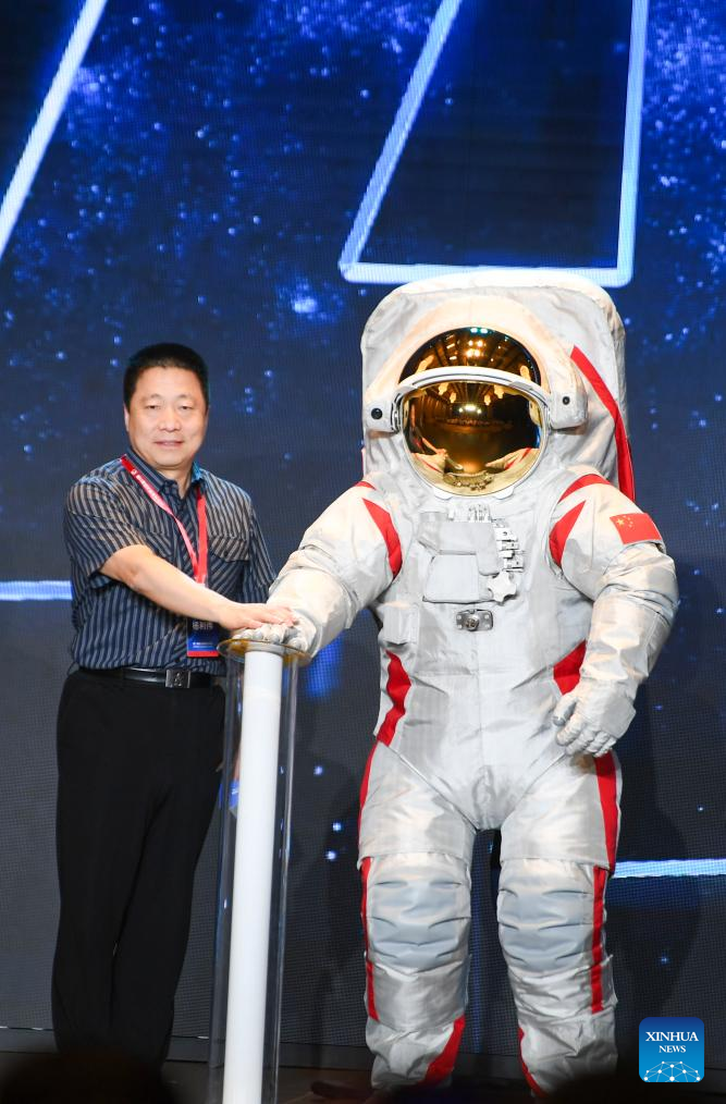 China unveils moon-landing spacesuit for the first time