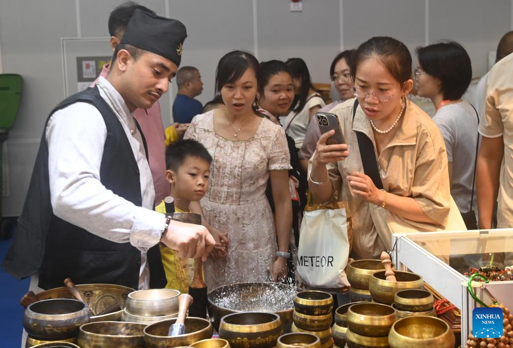 Diverse international products attract visitors at 21st China-ASEAN Expo in Nanning