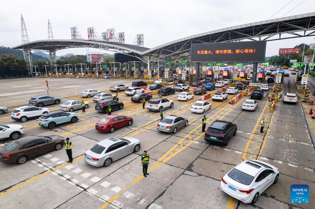 China braces for travel peak on 1st day of National Day holiday