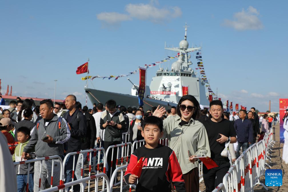 Chinese naval ships open to public tours during National Day holiday