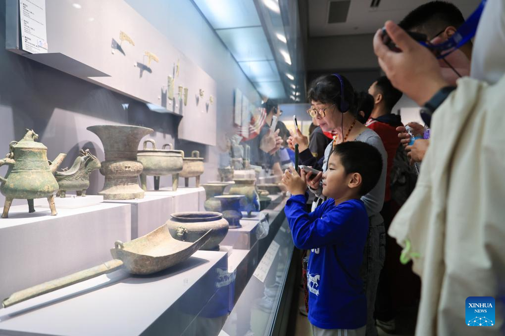 Chinese people go on cultural tours during National Day holiday