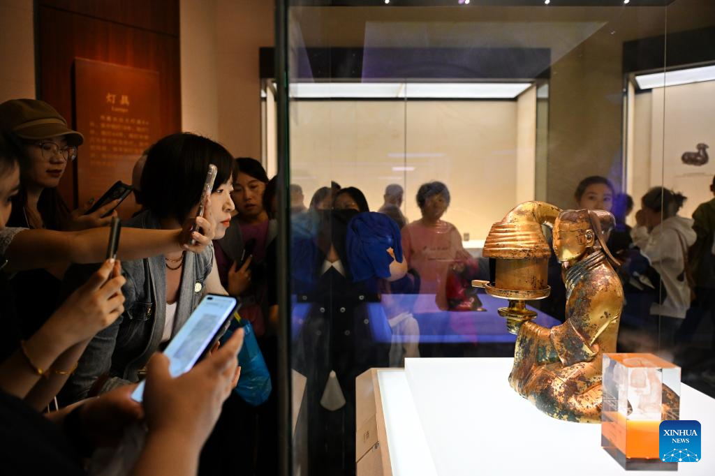 Chinese people go on cultural tours during National Day holiday