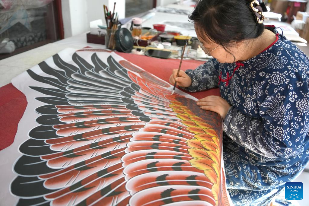 Kite industry thrives in Weifang, east China's Shandong