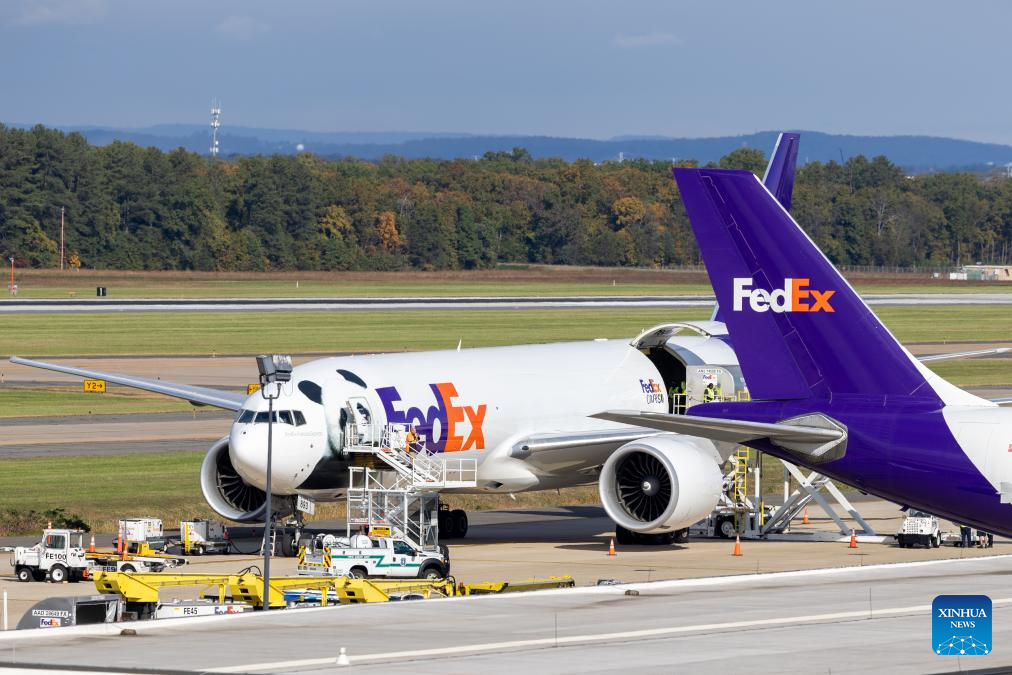 Two giant pandas from China arrive in Washington, D.C.