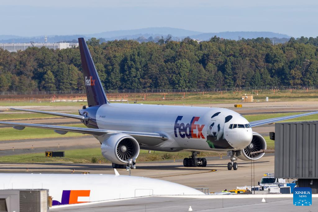 Two giant pandas from China arrive in Washington, D.C.