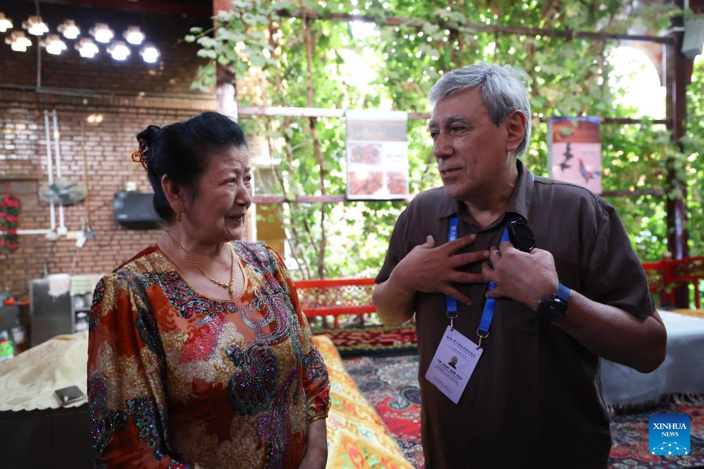 Attendees of 6th World Media Summit visit Xinjiang