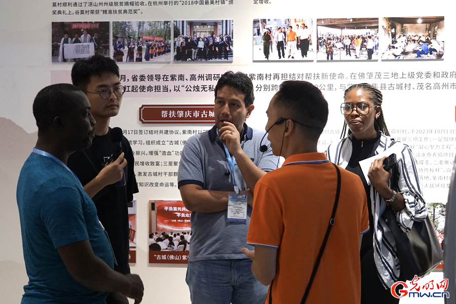 Foreign pverty reduction officials investigating rural governance system of Zinan Village, E China's Guangdong