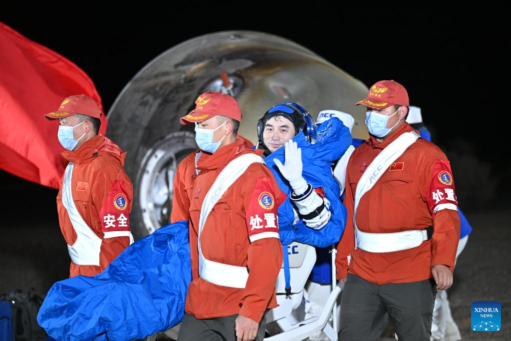 Chinese astronauts return to Earth safely, experiencing busy, joyful space life