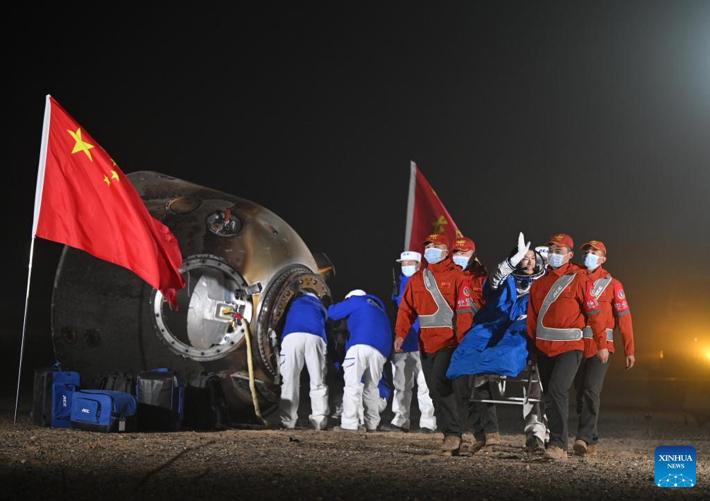 Chinese astronauts return to Earth safely, experiencing busy, joyful space life