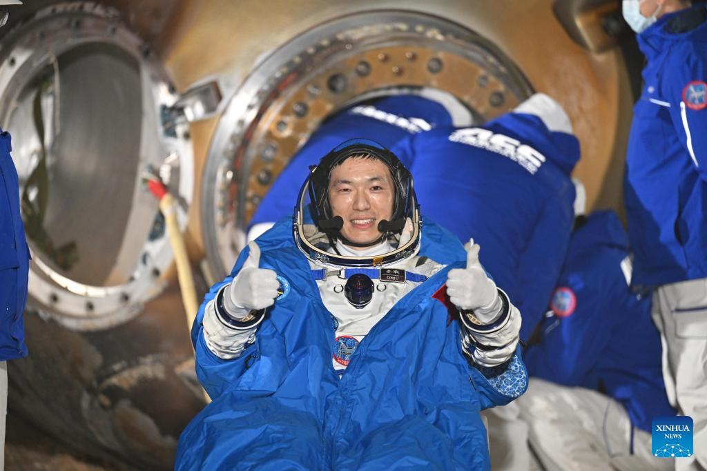 Chinese astronauts return to Earth safely, experiencing busy, joyful space life