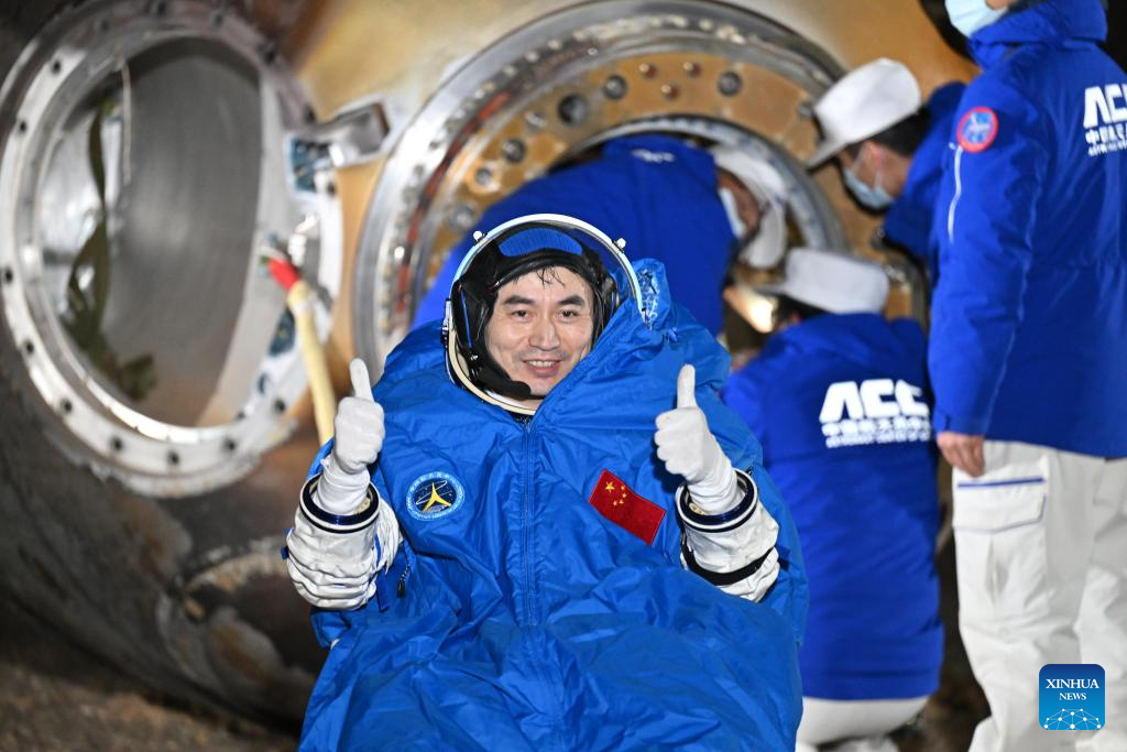 Chinese astronauts return to Earth safely, experiencing busy, joyful space life