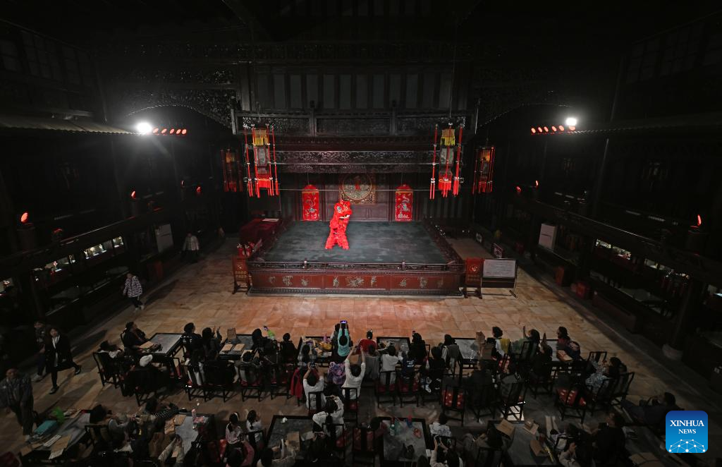 Interactive opera show of Guangdong Guild Hall attracts visitors in Tianjin