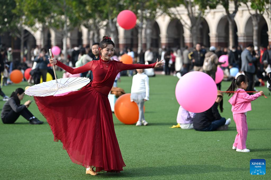 People enjoy leisure time at Minyuan Square in China's Tianjin