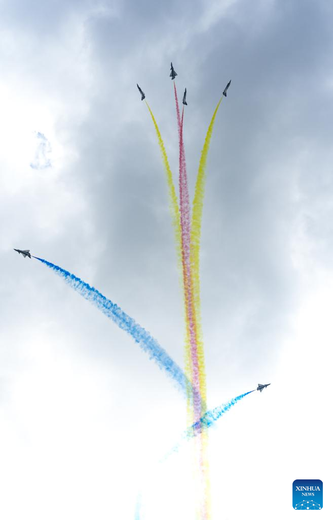 Aircraft conduct adaptive training for Airshow China in Zhuhai