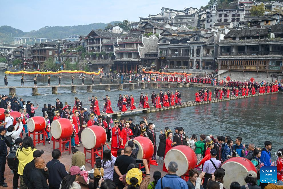 Mass wedding ceremony held at Fenghuang ancient town in Hunan