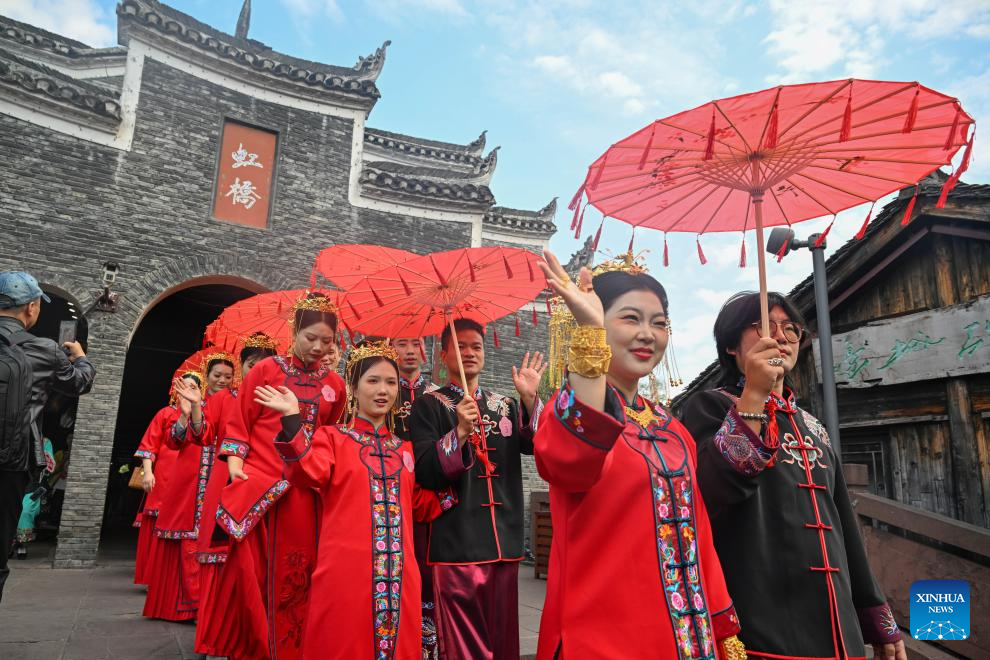 Mass wedding ceremony held at Fenghuang ancient town in Hunan