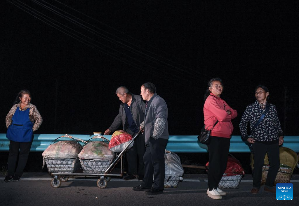 Special bus line helps villagers sell agricultural products in Guizhou