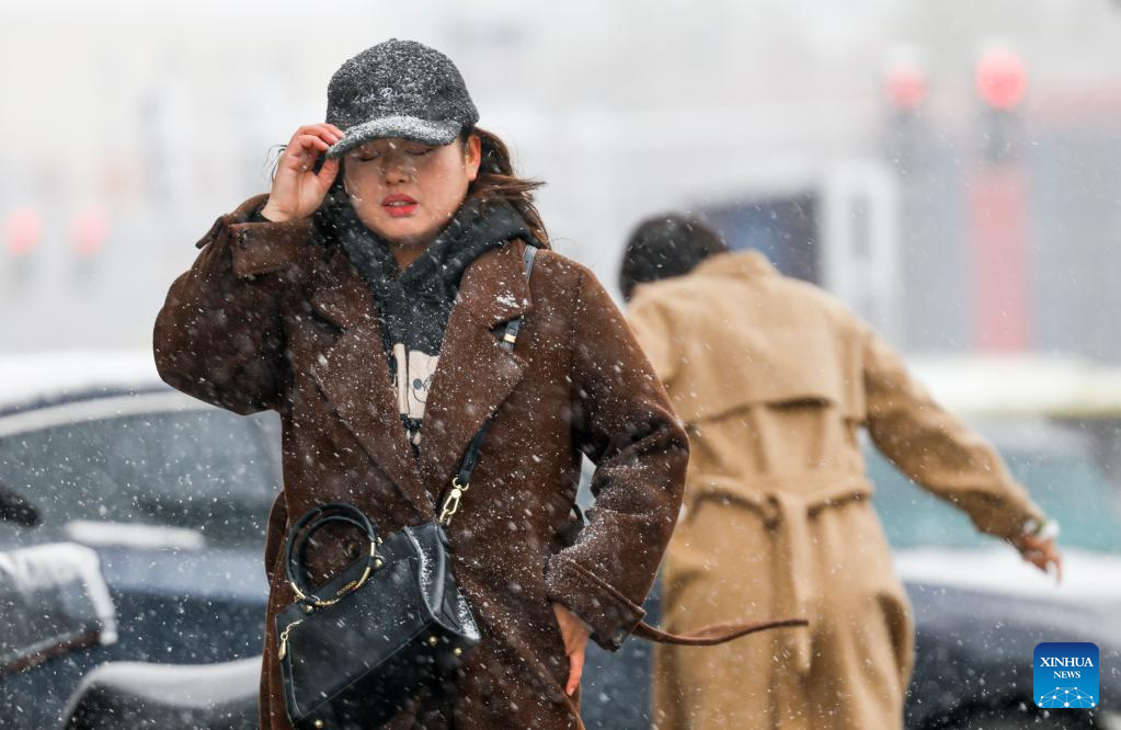 Cold front brings temperature drop, snowfall to Xinjiang