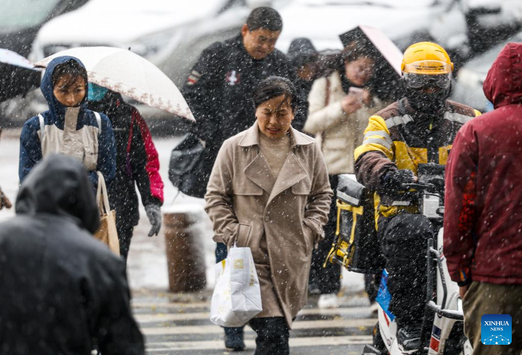 Cold front brings temperature drop, snowfall to Xinjiang