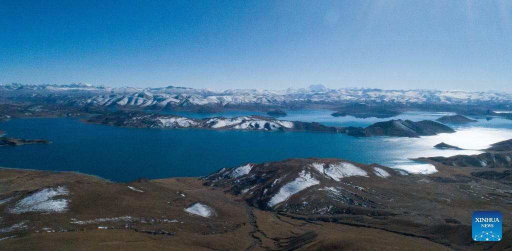 Scenery of Yamzbog Yumco Lake in China's Xizang