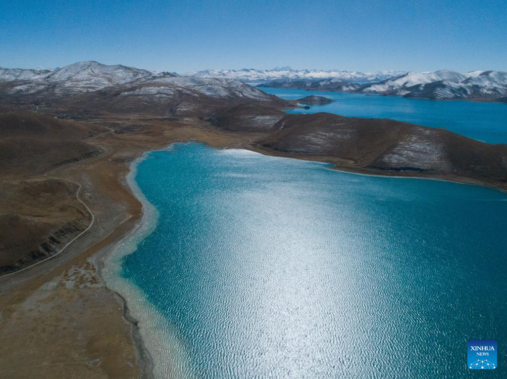 Scenery of Yamzbog Yumco Lake in China's Xizang