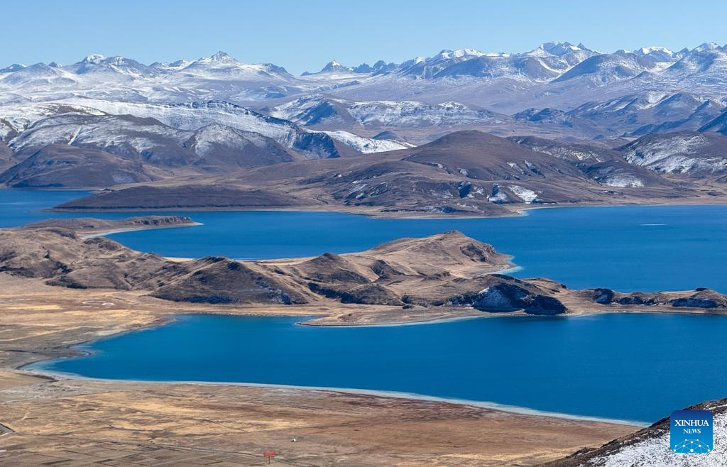 Scenery of Yamzbog Yumco Lake in China's Xizang