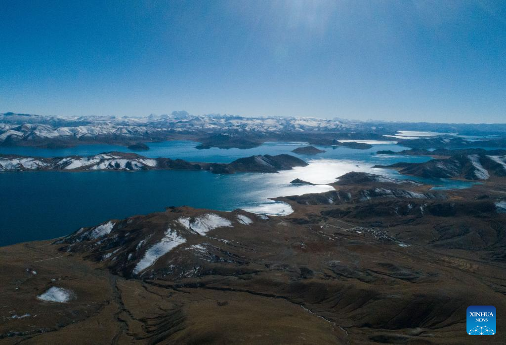 Scenery of Yamzbog Yumco Lake in China's Xizang