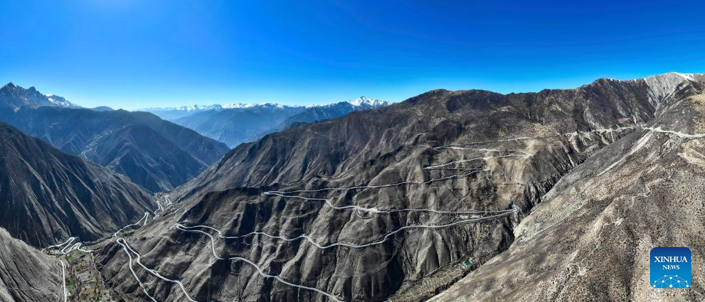 Aerial view of Sichuan-Xizang highway in Baxoi County, Xizang