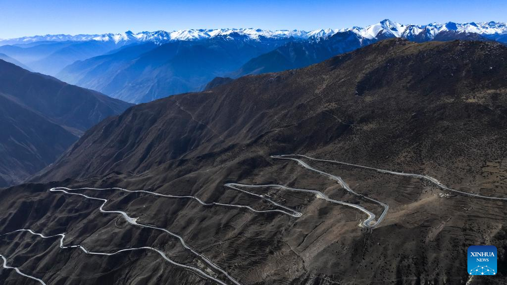 Aerial view of Sichuan-Xizang highway in Baxoi County, Xizang