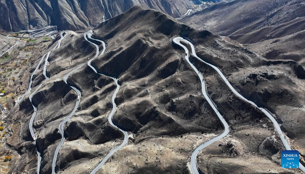 Aerial view of Sichuan-Xizang highway in Baxoi County, Xizang