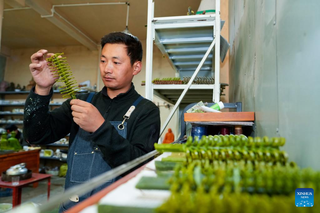 Tibetan craftsmen on western Sichuan plateau