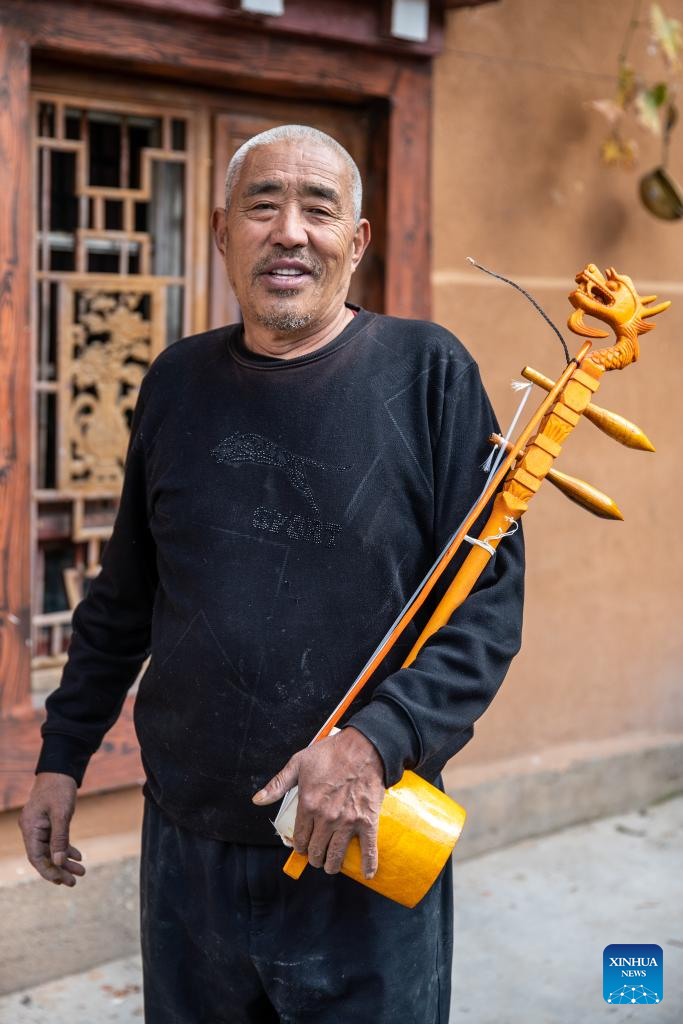 Tibetan craftsmen on western Sichuan plateau