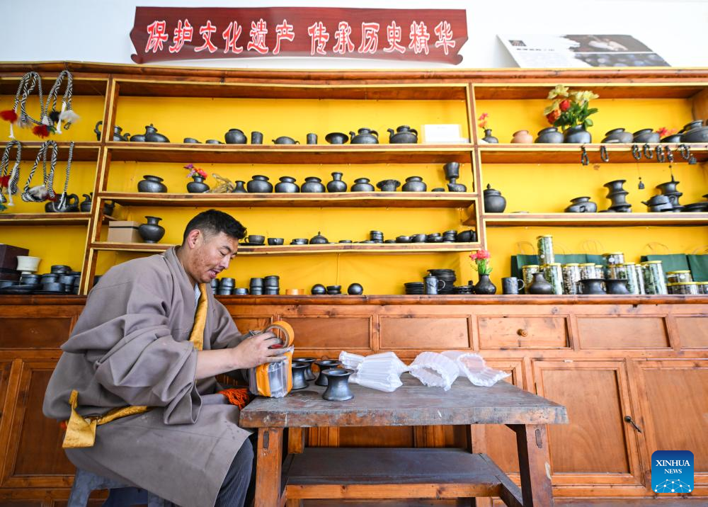 Tibetan craftsmen on western Sichuan plateau