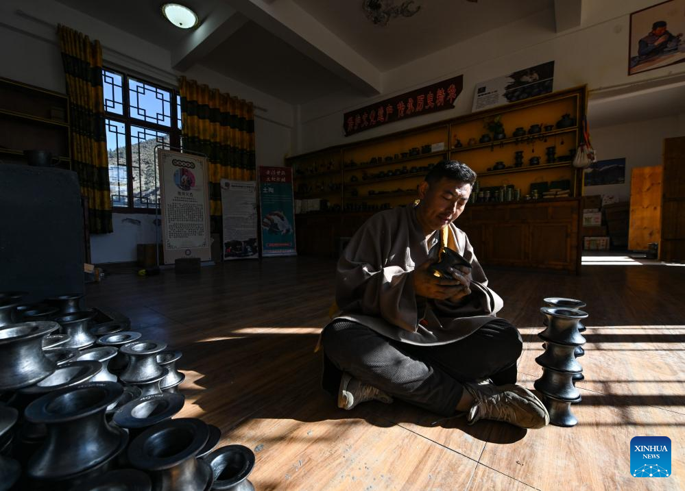 Tibetan craftsmen on western Sichuan plateau