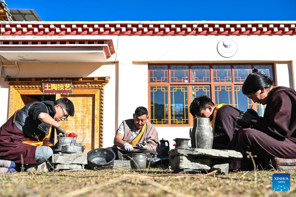 Tibetan craftsmen on western Sichuan plateau