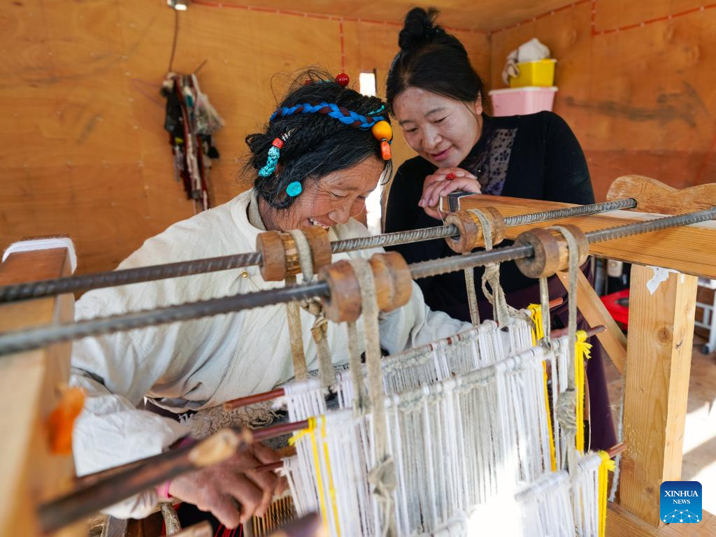 Tibetan craftsmen on western Sichuan plateau